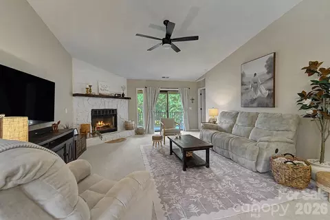 16 Willow View Dr # A, Franklin, NC 28734