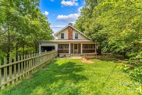40 Sycamore Cir, Hendersonville, NC 28791
