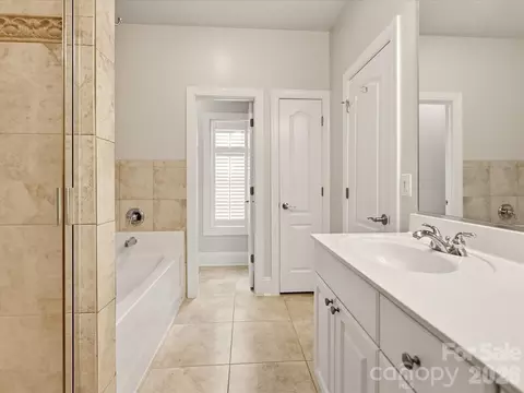 Bath - 439 Ohenry Ave, Davidson, NC 28036 photo 2 of 6