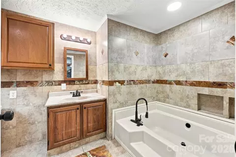 Bath - 1973 Davis Cir, Clover, SC 29710 photo 1 of 3