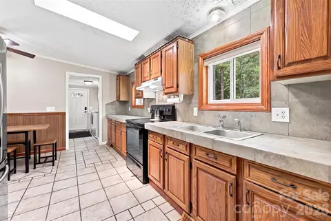 Kitchen - 1973 Davis Cir, Clover, SC 29710 photo 2 of 3