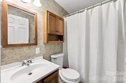 Bath - 1973 Davis Cir, Clover, SC 29710 photo 3 of 3