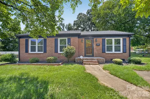 4040 Burnham Ct, Winston Salem, NC 27105