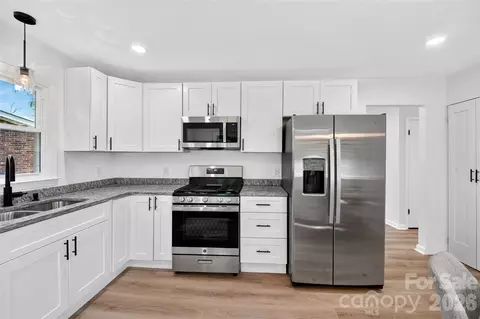4040 Burnham Ct, Winston Salem, NC 27105