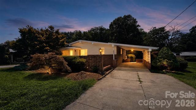 1857 8th Street Ne Dr NE, Hickory, NC 28601