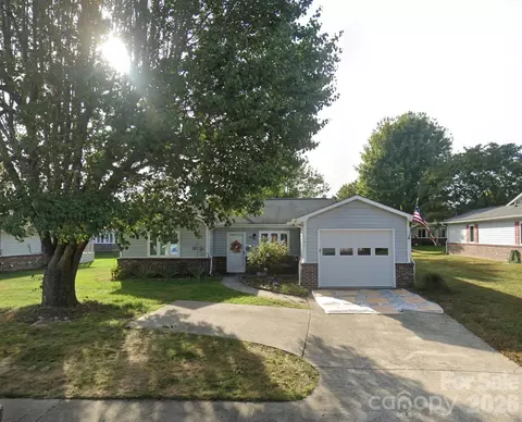 141 Derbyshire Dr, Hendersonville, NC 28792