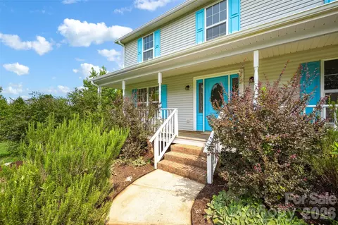 Exterior - 10724 Kingsview Dr, Davidson, NC 28036 photo 3 of 8