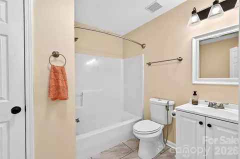 Bath - 10724 Kingsview Dr, Davidson, NC 28036 photo 1 of 3