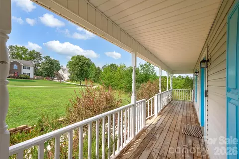 Exterior - 10724 Kingsview Dr, Davidson, NC 28036 photo 4 of 8