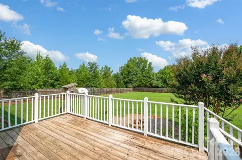 Exterior - 10724 Kingsview Dr, Davidson, NC 28036 photo 5 of 8