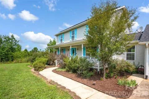 Exterior - 10724 Kingsview Dr, Davidson, NC 28036 photo 2 of 8