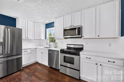 Kitchen - 10724 Kingsview Dr, Davidson, NC 28036 photo 2 of 3