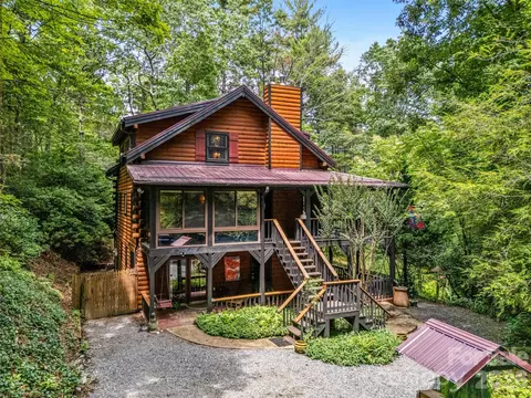 696 Top Of The Mountain Rd, Hendersonville, NC 28739
