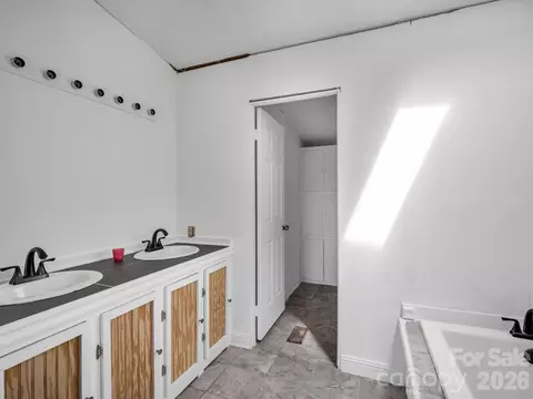 Bath - 3204 Frank Grigg Dr, Shelby, NC 28150 photo 1 of 4