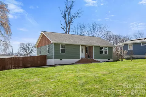 1844 Willow Rd, Hendersonville, NC 28739