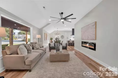 3942 Mcmillan St, Charlotte, NC 28205
