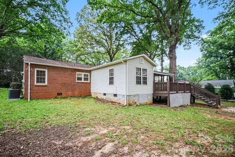 Exterior - 704 1st Avenue Ne Pl NE, Conover, NC 28613 photo 4 of 5