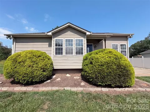 121 Driftwood Dr, Mooresville, NC 28117