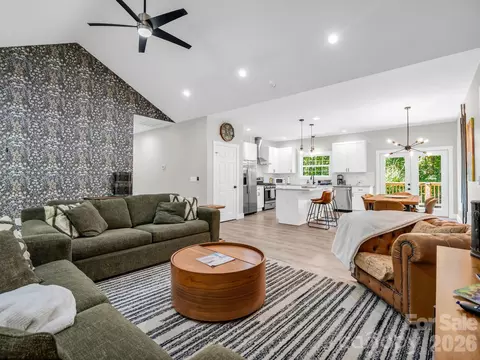 180 Ridgeview Dr, Hendersonville, NC 28792