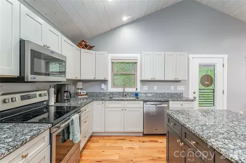 Kitchen - 68 Clear View Dr, Mars Hill, NC 28754 photo 3 of 4