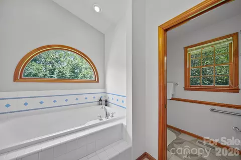 Bath - 3008 Eaker Dr, Cherryville, NC 28021 photo 3 of 4