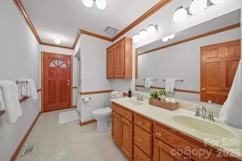 Bath - 3008 Eaker Dr, Cherryville, NC 28021 photo 1 of 4