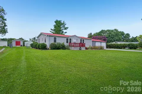 210 Leigh Anne Ln, Horse Shoe, NC 28742