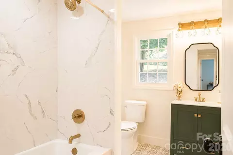 Bath - 811 Markham Rd, Tryon, NC 28782 photo 2 of 4