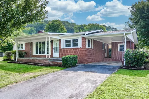 32 Kathy Dr, Waynesville, NC 28786