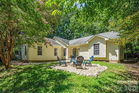55 Greenwood Acres Dr, Mills River, NC 28759