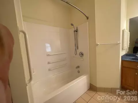Bath - 509 26th Ne Ave NE, Hickory, NC 28601 photo 3 of 5