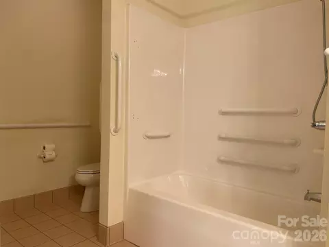Bath - 509 26th Ne Ave NE, Hickory, NC 28601 photo 5 of 5