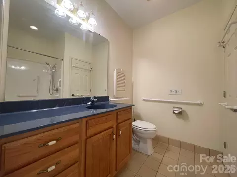 Bath - 509 26th Ne Ave NE, Hickory, NC 28601 photo 2 of 5