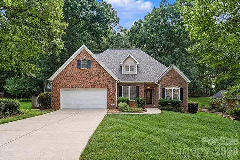 1928 Twin Ponds Dr, Hickory, NC 28602