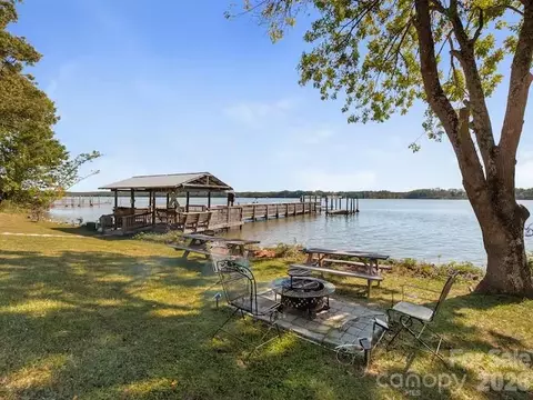 1475 Riverview Cir, Fort Lawn, SC 29714