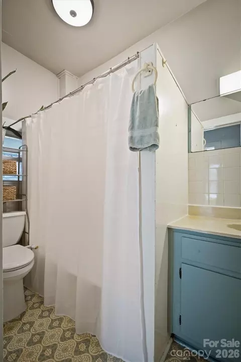 Bath - 115 Evans St, Morganton, NC 28655 photo 2 of 3