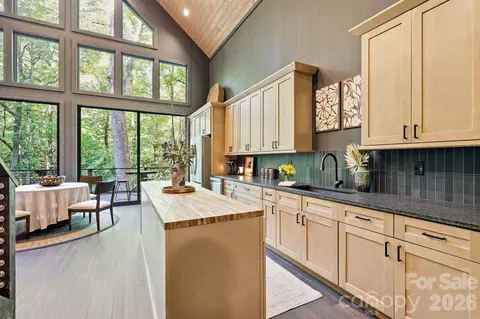 2272 Evans Rd, Hendersonville, NC 28739