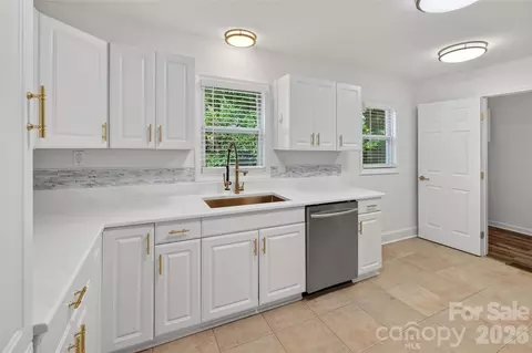 1062 Dresden W Dr W, Charlotte, NC 28205