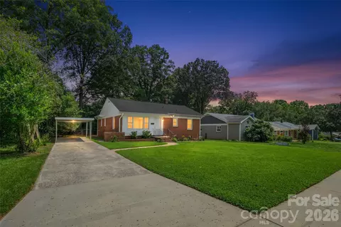 1062 Dresden W Dr W, Charlotte, NC 28205