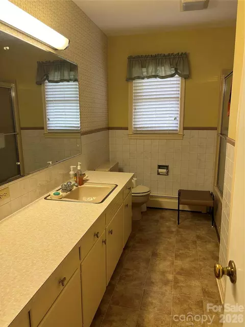 Bath - 2841 Emory Rd, Morganton, NC 28655 photo 1 of 2