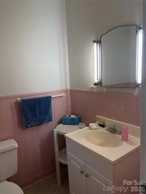 Bath - 2841 Emory Rd, Morganton, NC 28655 photo 2 of 2