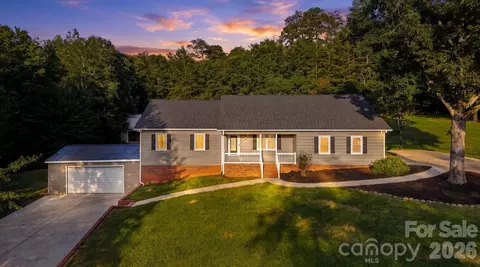 136 Cook Ln, Hickory, NC 28601
