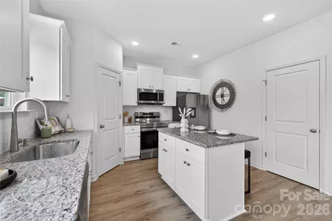 Entry Way - 2827 17th Street Ne Ct NE, Hickory, NC 28601 photo 5 of 6