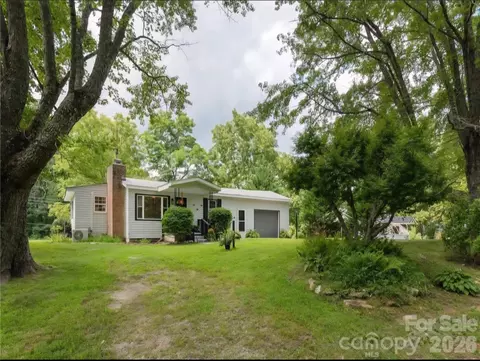 1323 Locust Grove Rd, Hendersonville, NC 28792
