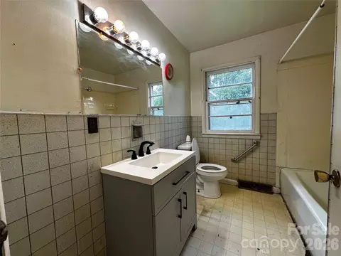 Bath - 440 Us 19e Hwy, Spruce Pine, NC 28777 photo 1 of 2