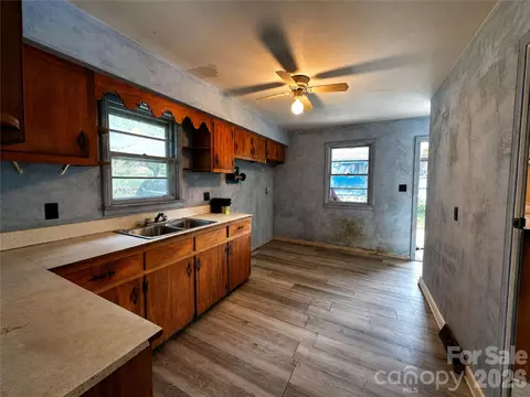 Kitchen - 440 Us 19e Hwy, Spruce Pine, NC 28777 photo 1 of 2