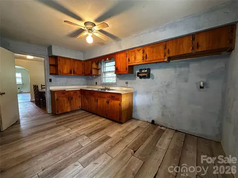 Kitchen - 440 Us 19e Hwy, Spruce Pine, NC 28777 photo 2 of 2