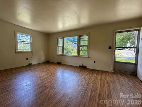Living - 440 Us 19e Hwy, Spruce Pine, NC 28777 photo 2 of 3