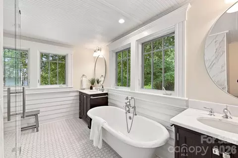 Bath - 559 N Main St, Davidson, NC 28036 photo 5 of 6