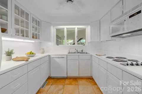 Kitchen - 1225 Hogback Mountain Rd, Tryon, NC 28782 photo 2 of 3